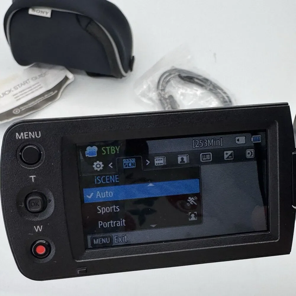 Samsung HMX-F80 HD Camcorder 16GB SD Card Case Battery Charger EUC